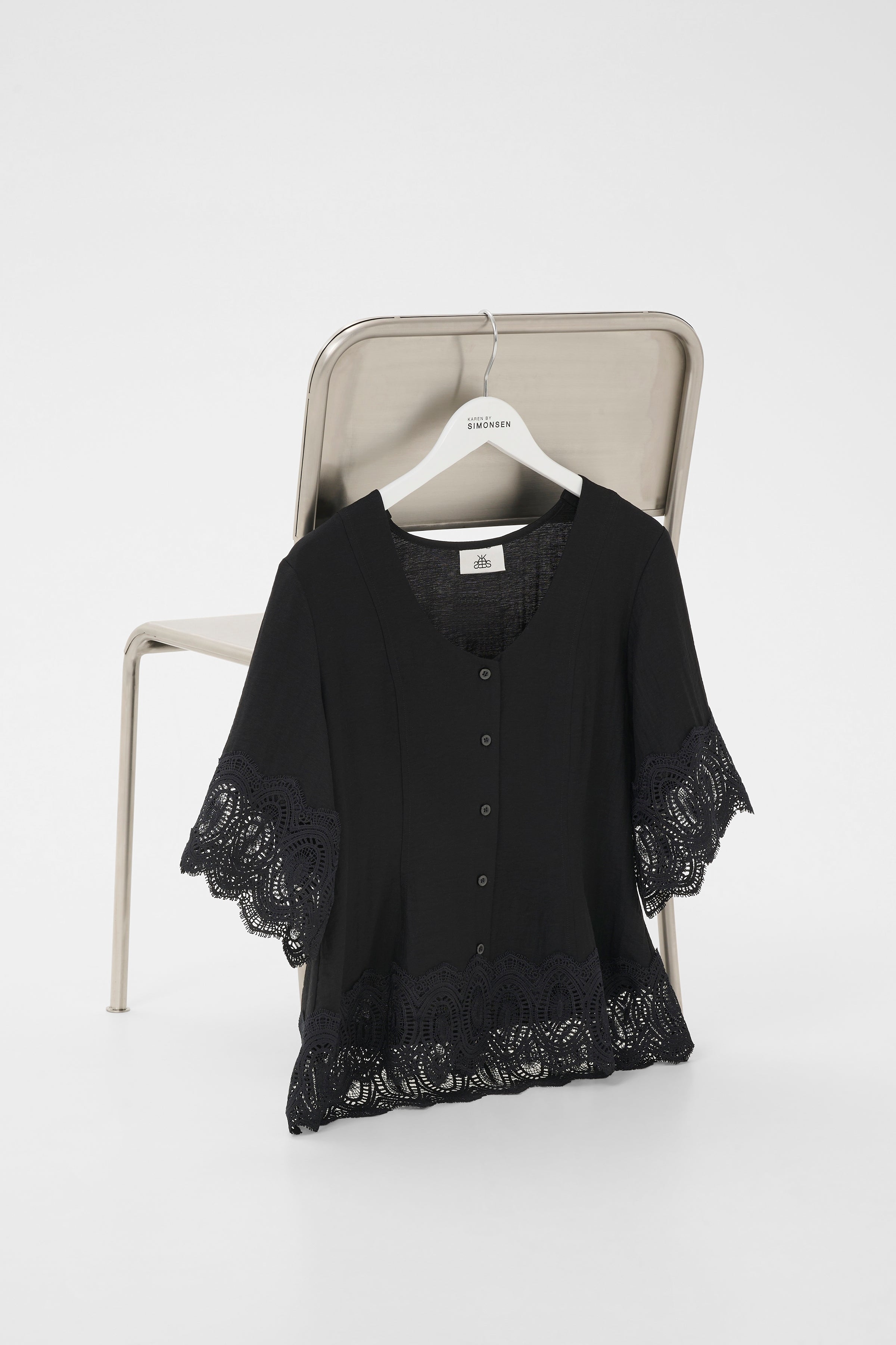 karen by simonsen blus urith svart
