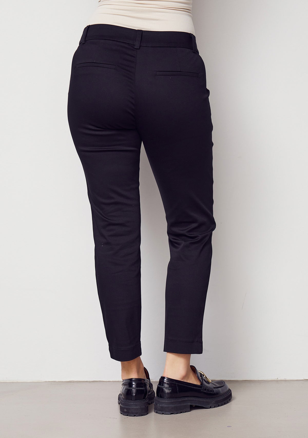 isay chinos svarta