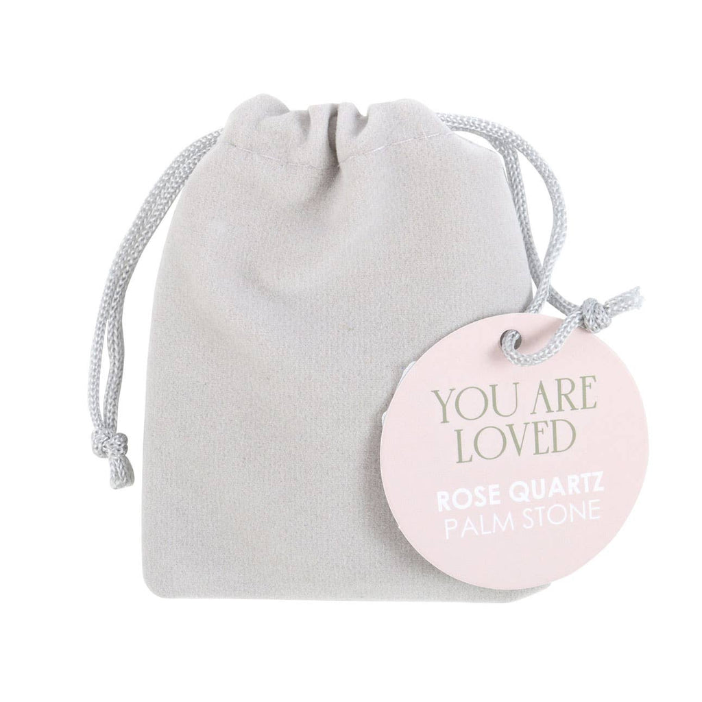 Handsten i rosenkvarts med texten 'You Are Loved'