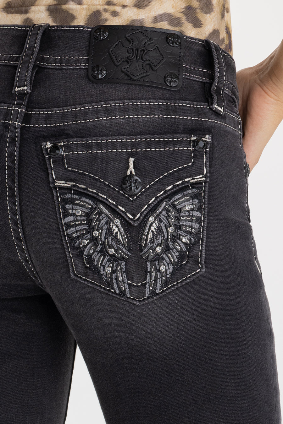 MISS ME SVART Ziven Wing Stitched Bootcut